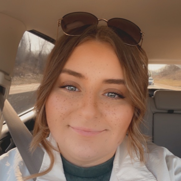 Meet your posher, Hannah!! - Picture 1 of 1